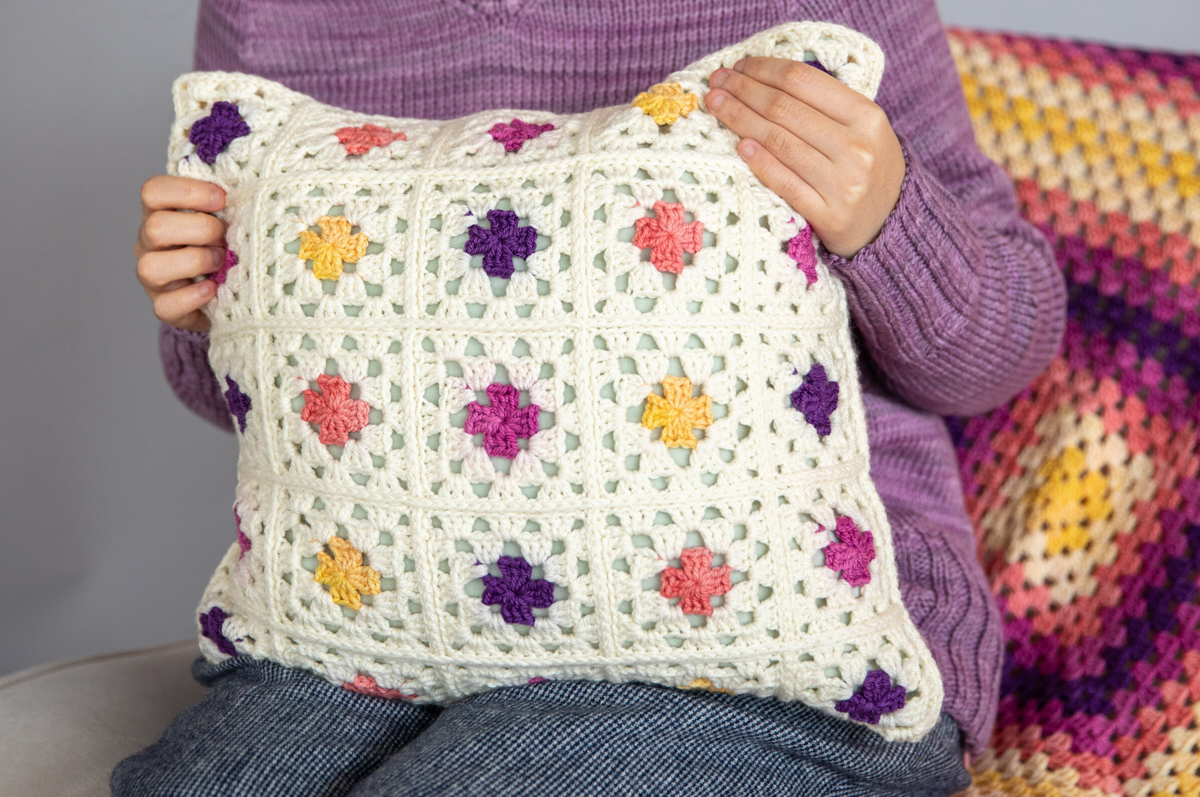 Granny Square Pillows Tutorial - Granny Square Along!! 